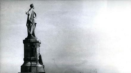 Die Statue von Ferdinand de Lesseps, dem französischen Baumeister, am Eingang zum Suezkanal in einer historischen Aufnahme. Seit 1956 liegt das Denkmal im Depot.