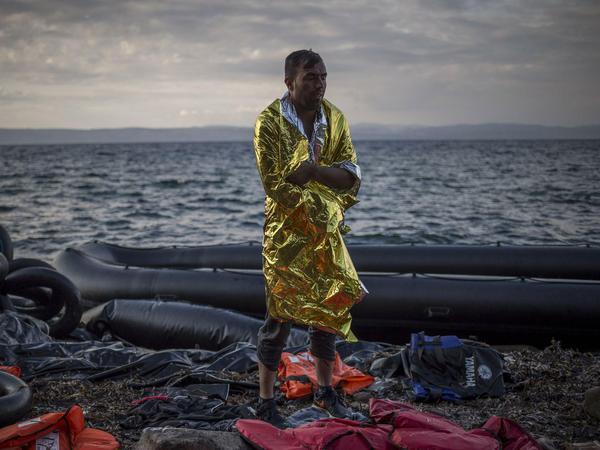 Ein Flüchtling, eingehüllt in Wärmefolie, ist auf der griechischen Insel lesbos angekommen. 