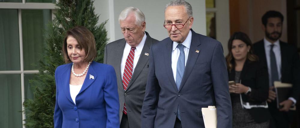 Vorzeitiges Ende eines Meetings: Die Demokraten Nancy Pelosi, Steny Hoyer und Chuck Schumer verlassen das Weiße Haus.