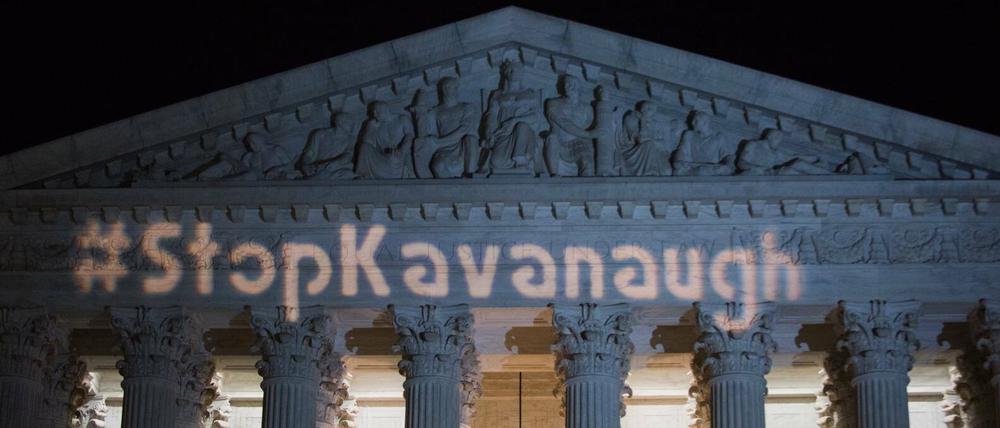Mit einer Lichtprojektion auf dem US-Supreme-Court protestieren Menschen gegen die mögliche Berufung von Brett Kavanaugh. 