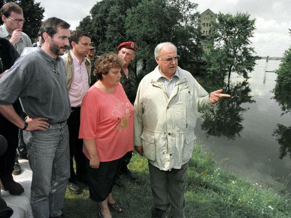 Der damalige Bundeskanzler Helmut Kohl (r) 1997 bei der Oderflut mit Platzeck, damals Umweltminister.