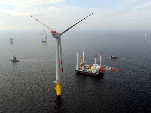 Die erste deutsche Offshore-Windkraftanlage vor der ostfriesischen Insel Borkum. 