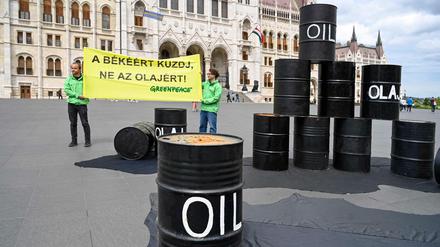 Greenpeace-Aktivisten demonstrieren in Budapest für ein umfassendes Ölembargo gegen Russland.