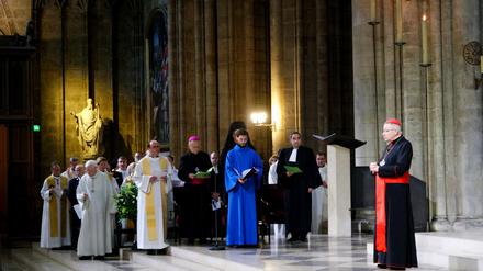 Kirchenvertreter beim Gottesdienst in Notre Dame - im Hintergrund der erste Oberhirte Petrus, erkennbar am Hirtenstab.