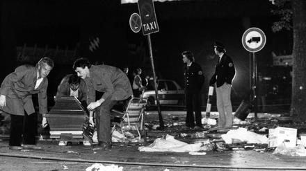 Ein Sarg wird am 26.09.1980 vom verwüsteten Tatort beim Oktoberfest in München fortgetragen. 