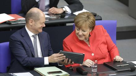 Vizekanzler Olaf Scholz (SPD) und Kanzlerin Angela Merkel (CDU) sind sich einig über Lockerungen für Geimpfte und Genesene.