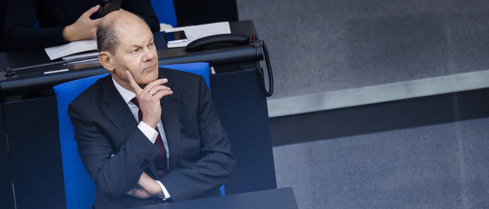 Bundeskanzler Olaf Scholz auf der Regierungsbank im Deutschen Bundestag