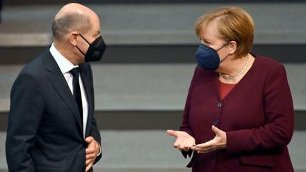 Olaf Scholz und Angela Merkel am 11. November 2021 im Bundestag
