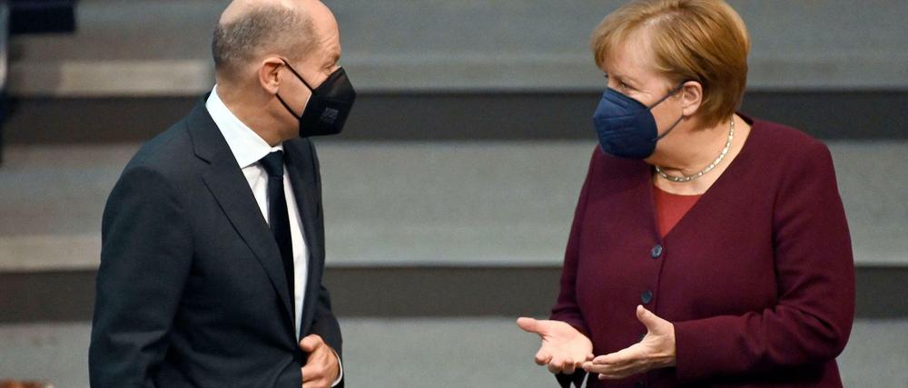 Olaf Scholz und Angela Merkel am 11. November 2021 im Bundestag