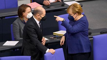 Angela Merkel reichen die von Scholz auf den Weg gebrachten Corona-Maßnahmen nicht. 