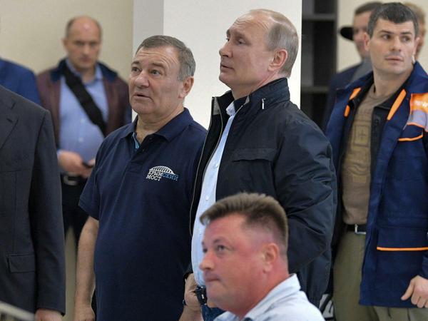 Wladimir Putin (r.), der Präsident von Russland, und Arkadi Rotenberg (l.), der Vorsitzende des Bauunternehmens Stroygazmontazh.