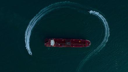 Dieses Bild der Iranian Students News Agency zeigt, wie Schnellboote der iranischen Revolutionsgarden den britischen Öltanker "Stena Impero" umkreisen