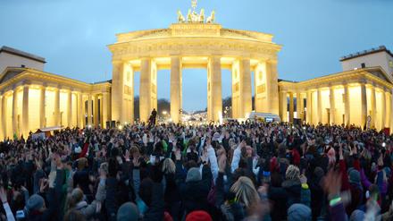 Bei einer Tanz-Aktion der weltweiten Kampagne «One Billion Rising» demonstrieren viele Frauen am Brandenburger Tor in Berlin. Die Kampagne fordert ein Ende der Gewalt gegen Frauen sowie Gleichstellung und Gleichberechtigung. Die Bewegung wurde im September 2012 von der New Yorker Künstlerin und Feministin Eve Ensler initiiert. 