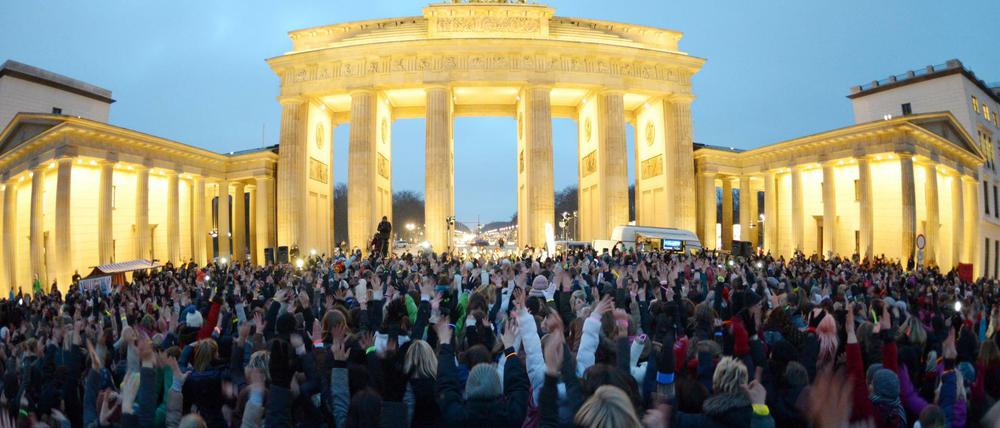 Bei einer Tanz-Aktion der weltweiten Kampagne «One Billion Rising» demonstrieren viele Frauen am Brandenburger Tor in Berlin. Die Kampagne fordert ein Ende der Gewalt gegen Frauen sowie Gleichstellung und Gleichberechtigung. Die Bewegung wurde im September 2012 von der New Yorker Künstlerin und Feministin Eve Ensler initiiert. 