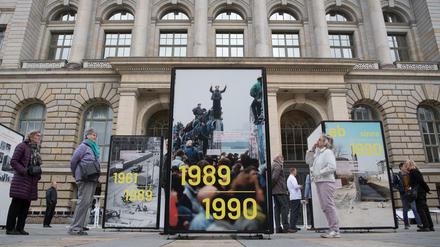 30 Jahre nach der Wende: Open-Air-Ausstellung vor dem Abgeordnetenhaus in Berlin. Wie geht es Ostdeutschland heute?