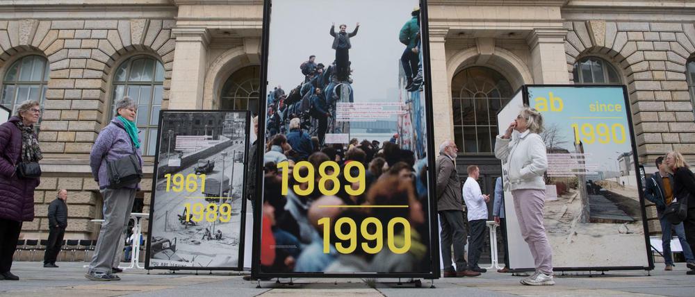 30 Jahre nach der Wende: Open-Air-Ausstellung vor dem Abgeordnetenhaus in Berlin. Wie geht es Ostdeutschland heute?
