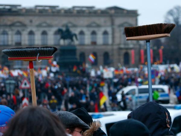Schnappt eure Besen! Protest gegen Pegida im Januar 2015 in Dresden. 