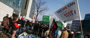 Proteste gegen TTIP wie hier in Berlin gibt es außer in Deutschland vor allem in Österreich und Luxemburg. 