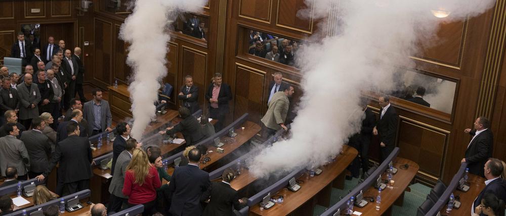 Die Opposition hat das Parlament in der Nacht zu Samstag mit Tränengas lahmgelegt.