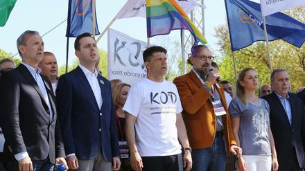 Mateusz Kijowski (Mitte, im braunen Jacket, mit Mikrofon) bei einer Pro-Europa-Demonstration des Komitees zur Verteidigung der Demokratie (KOD) Anfang Mai. 