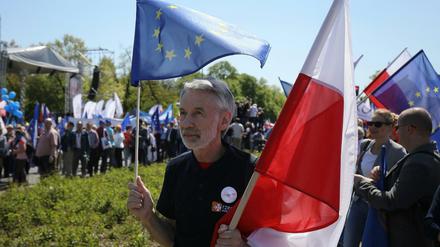 Teilnehmer der Demonstration unter dem Motto "Wir sind und blieben in Europa" in Warschau 