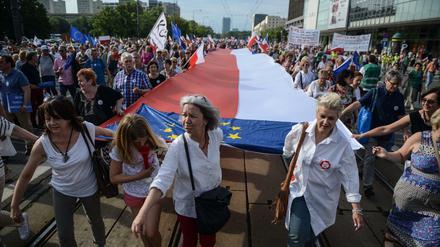 In Warschau haben Tausende für mehr Demokratie demonstriert. 
