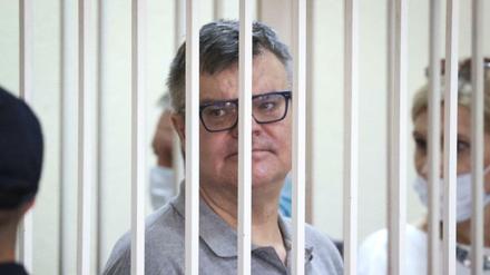 Viktor Babariko, Oppositioneller in Belarus, steht in einem Käfig in einem Gerichtssaal.
