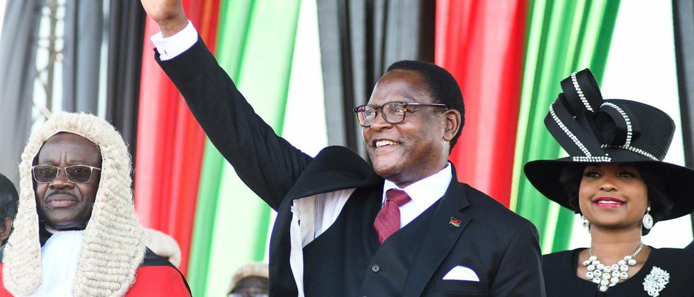 Neuer Präsident von Malawi: Lazarus Chakwera (M) 