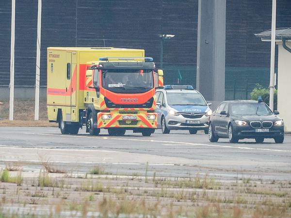 Ein Intensivtransporter der Bundeswehr fährt, begleitet von Polizeifahrzeugen, mit dem russischen Kremlkritiker Nawalny an Bord über den Flughafen Tegel.