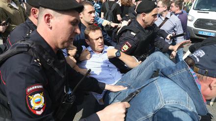 Polizisten nehmen Oppositionspolitiker Alexej Nawalny in Moskau fest.