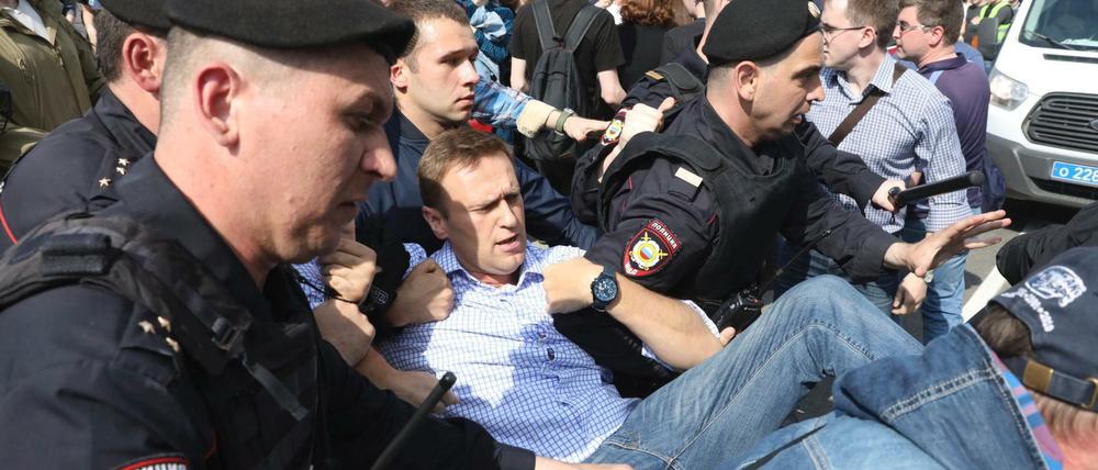 Polizisten nehmen Oppositionspolitiker Alexej Nawalny in Moskau fest.