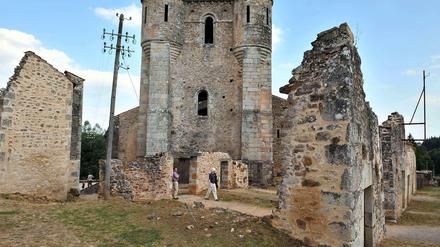 Grundmauern und Trümmer im zerstörten französischen Dorf Oradour. 
