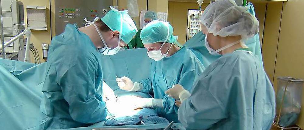 Es ist ein Spitzengespräch zur Organspende geplant - als Reaktion auf jüngste Skandale (im Bild: ein OP-Team bei einer Nierentransplantation).