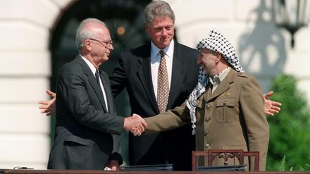Am 13. September 1993 reichten sich PLO- Chef Arafat (r.) und Israels Premier (l.) Rabin die Hand – zur Freude des damaligen US-Präsident Clinton.