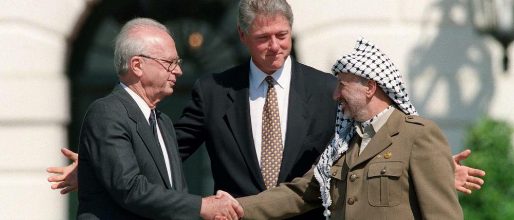Am 13. September 1993 reichten sich PLO- Chef Arafat (r.) und Israels Premier (l.) Rabin die Hand – zur Freude des damaligen US-Präsident Clinton.