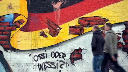 Graffiti mit Deutschlandfahne und der Frage "Ossi oder Wessi?".