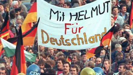 Plakate bei einer Wahlveranstaltung in Leipzig im März 1990: In Helmut Kohl und die CDU setzten die Menschen große Hoffnung.