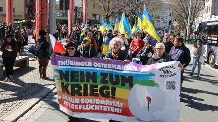 Jena: Teilnehmer eines Ostermarsches laufen nach einer Kundgebung auf dem Holzmarkt durch die Innenstadt