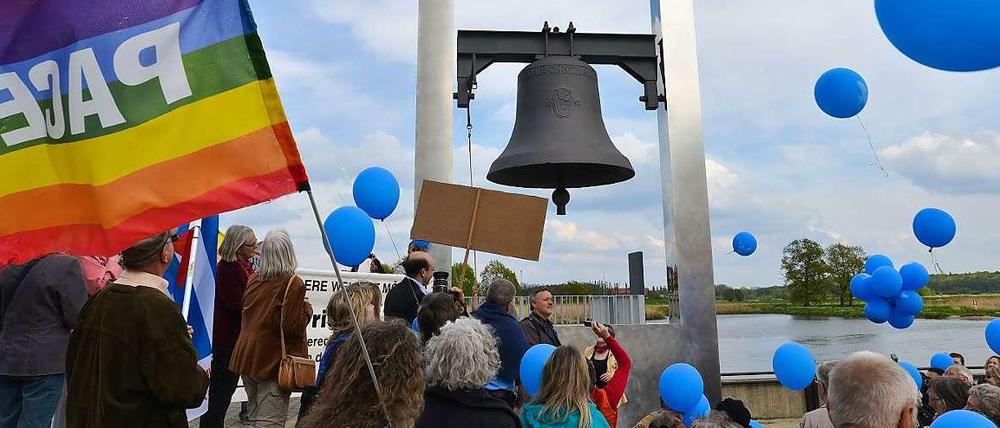In Frankfurt oder wird beim Ostermarsch die Friedensglocke geläutet. Versammelt hatten sich dafür etwa 100 Menschen.