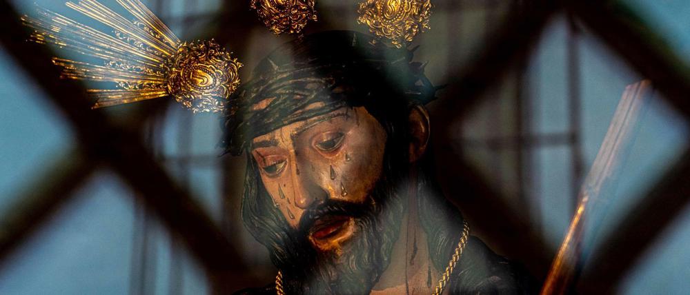 Die Figur des Christus von San Esteban in Spanien durch ein Fenster gesehen. 