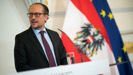 Alexander Schallenberg (ÖVP), Bundeskanzler von Österreich, spricht auf einer Pressekonferenz nach einer Krisensitzung mit den Ministerpräsidenten. 