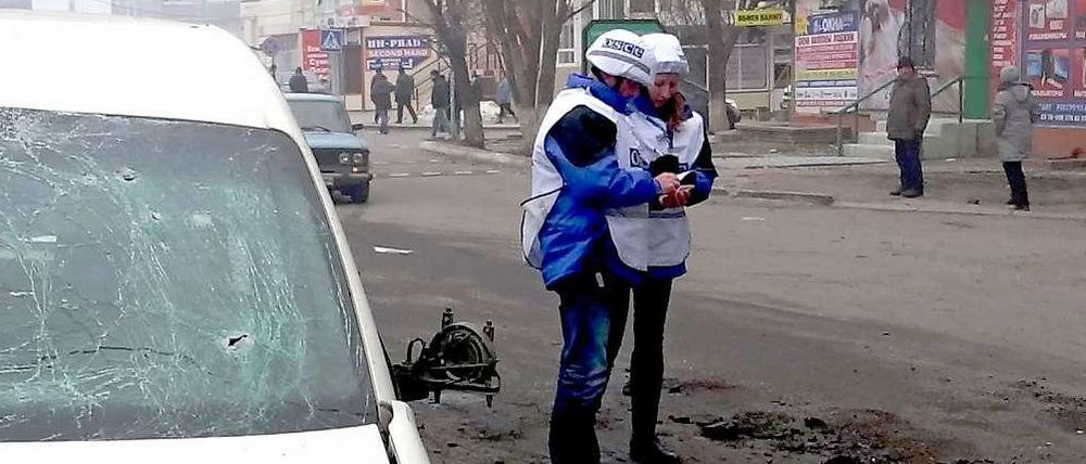 OSZE-Beobachter nach einem Angriff auf die ukrainische Stadt Mariupol am 24. Januar.