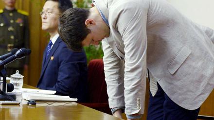 Der in Nordkorea festgenommene US-Student Otto Warmbier verbeugt sich während einer Pressekonferenz in Pjöngjang, auf der er "schwere Verbrechen" zugegeben haben soll.