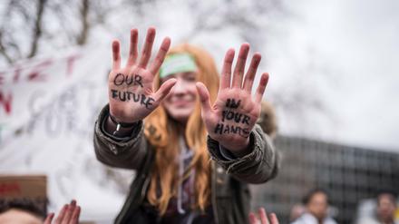 Schüler demonstrieren in Berlin für mehr Klimaschutz.
