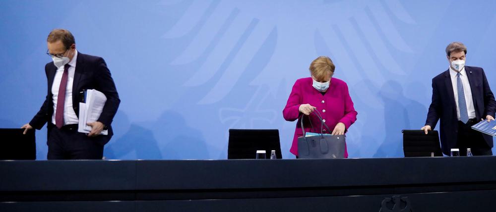 Da waren sie wieder: Zu später Stunde präsentierten Michael Müller, Angela Merkel und Markus Söder (v.l.n.r.) die neuen Beschlüsse.