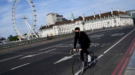 Ein Radfahrer auf Londons Westminster Bridge 
