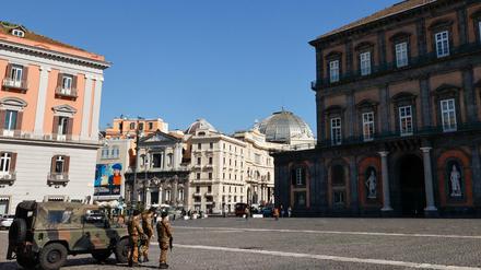 In Neapel sind Plätze wie die Piazza vor dem Königspalast derzeit Corona-bedingt nicht zugänglich. 