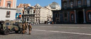 In Neapel sind Plätze wie die Piazza vor dem Königspalast derzeit Corona-bedingt nicht zugänglich. 
