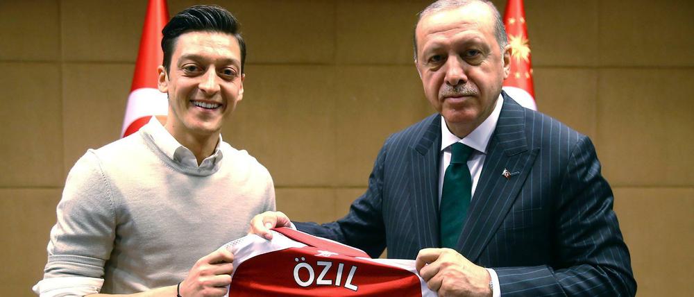 Umstrittener Fototermin. Mesut Özil mit Türkeis Präsident Recep Tayyip Erdogan.