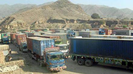 Wartende Lkw vor der Grenze: Nach dem Angriff stoppte die pakistanische Regierung die Nachschublieferungen für die Nato nach Afghanistan.